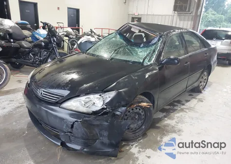 2005 Toyota Camry Le z USA, uszkodzony, nr VIN 4T1BE32K75U429285